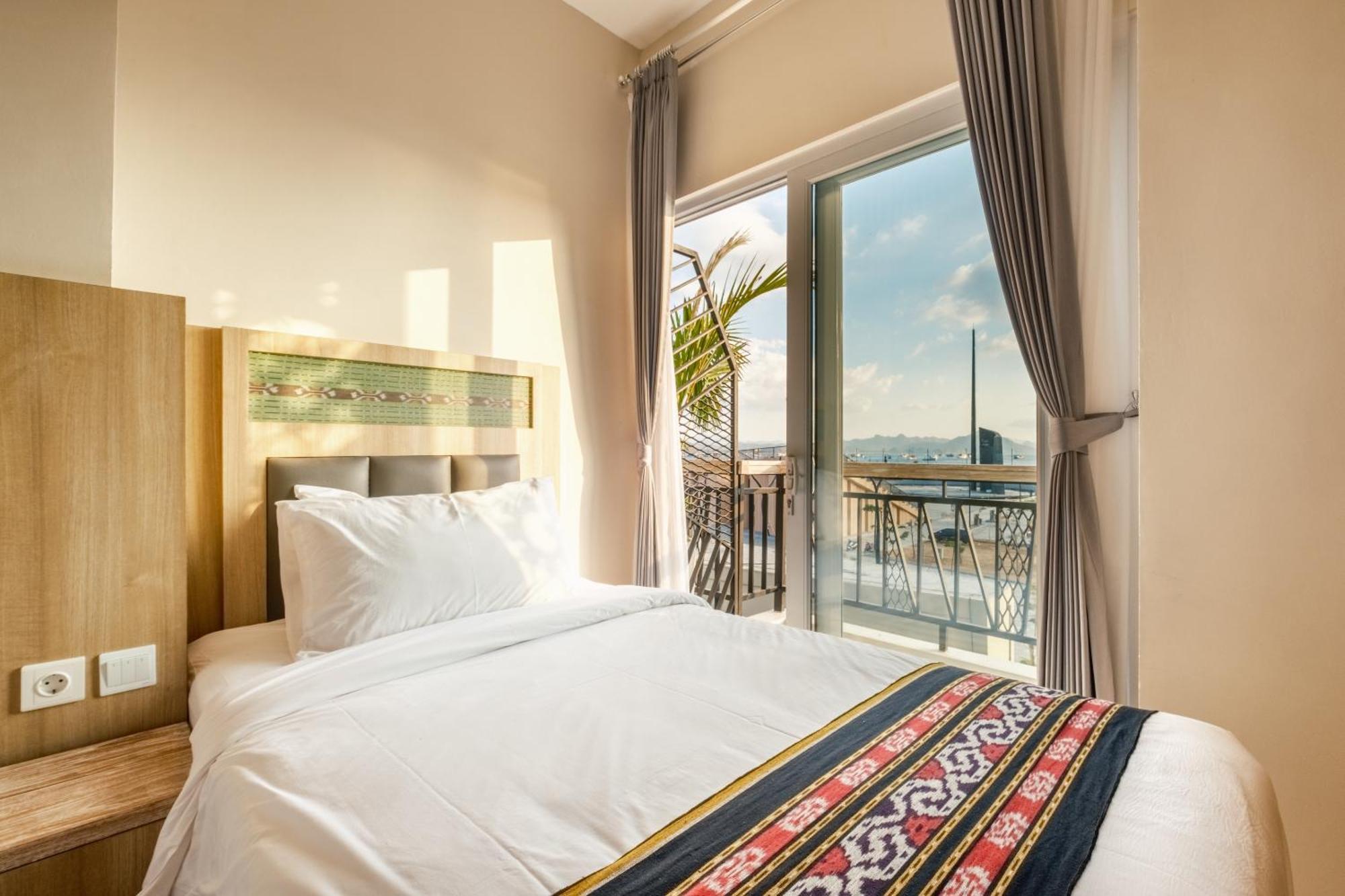 Dejavu 2.0 Hotel Bajo Komodo Лабуан Баджо Екстериор снимка
